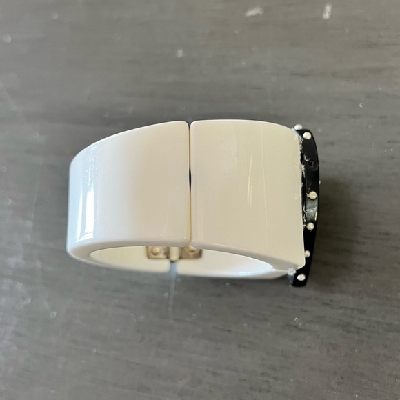 CHANEL Black & Ivory White Alluring Heart Resin 2006 Spring Hinge Cuff Bracelet - Picture 7 of 12